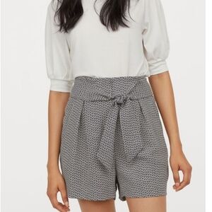 NWOT H&M High Waisted Tailored Trouser Shorts, Dressy, Black & White, Size 6.